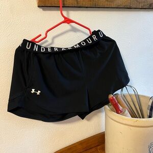 Under armour women’s shorts with a fold down top size large with pockets